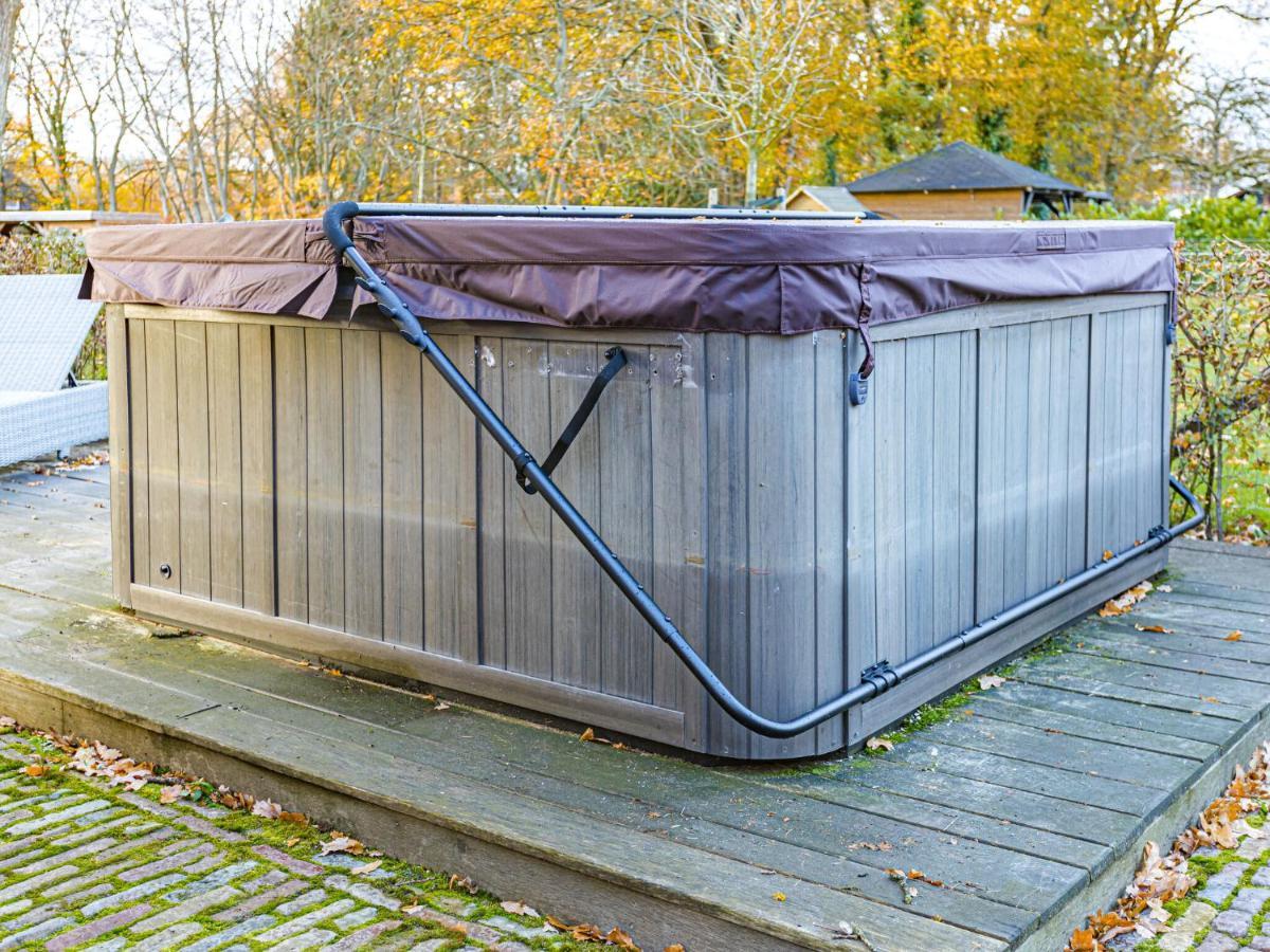 Charming Holiday Home In Nijverdal With Jacuzzi Exteriör bild